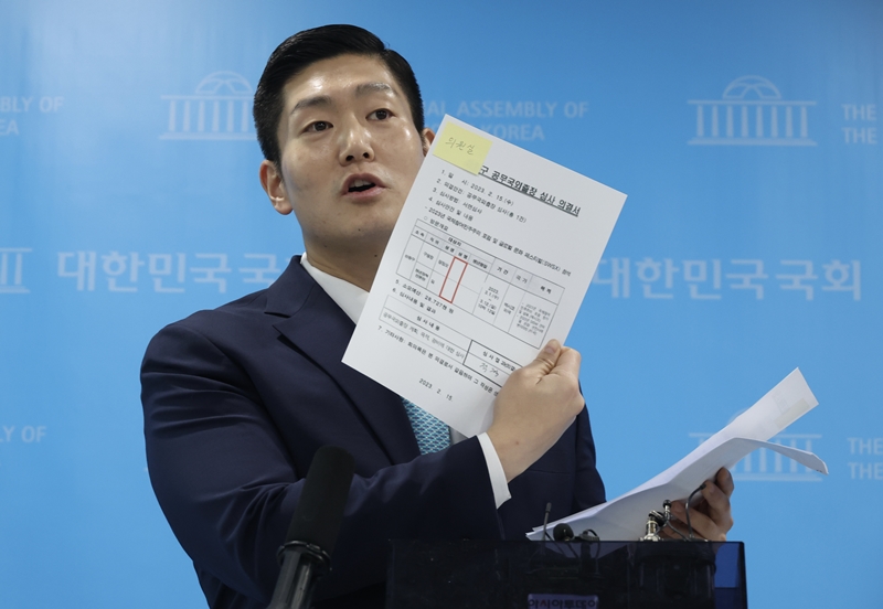 김재섭 국민의힘 의원이 31일 국회 소통관에서 정원오 민주당 서울시장 예비후보의 성동구청장 재직시 ‘공무국외출장 의혹’ 관련 기자회견을 하고 있다. / 뉴시스