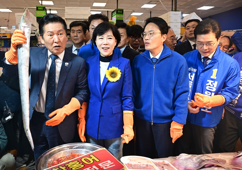 더불어민주당 내 지방선거 공천을 둘러싸고 경선 과열 조짐을 보이자, 당 지도부가 자제를 당부했다. 사진은 정청래 대표를 비롯한 서울시장 경선후보로 출마한 정원오, 박주민, 전현희 후보가 지난 30일 서울 동작구 노량진수산시장을 찾아 시장을 둘러보고 있는 모습. / 뉴시스