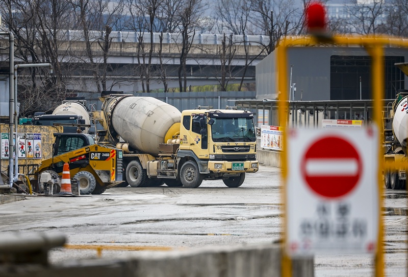 잇따른 붕괴 사고로 인한 콘크리트 강도 논란과 글로벌 탄소중립 규제는 기초소재 기업들에게 생존 과제가 됐다. 사진은 서울의 레미콘 공장에서 믹서트럭이 이동하고 있는 모습. 이해를 돕기 위한 것으로, 기사의 특정내용과 무관함. / 뉴시스 