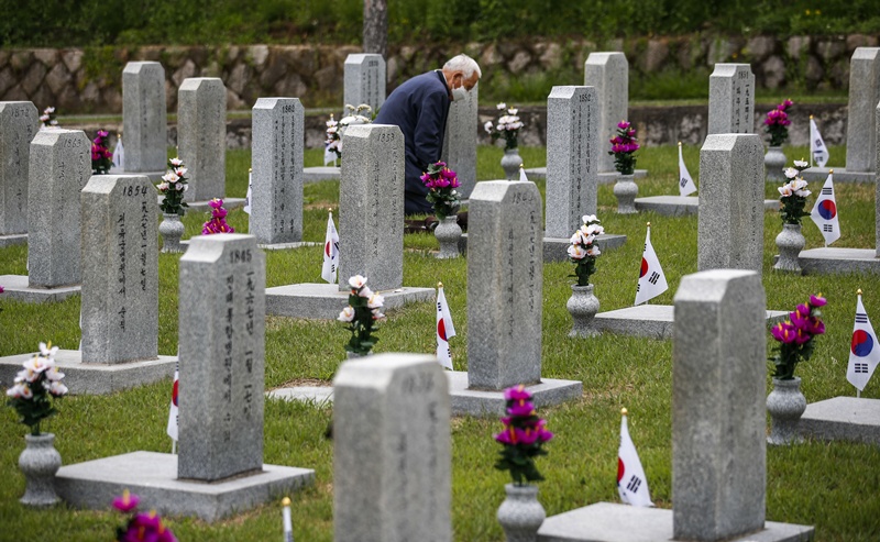 현행 제도에서는 동일한 보국훈장을 받아도 군인은 국가유공자로 인정되지만, 군무원은 대상에서 제외된다. 군인 중심으로 설계된 보훈 기준에 대한 형평성 논란이 꾸준히 제기돼 왔다. / 뉴시스