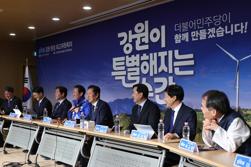 정청래 더불어민주당 대표가 1일 강원 철원군에서 열린 현장 최고위원회의에서 발언하고 있다. / 뉴시스