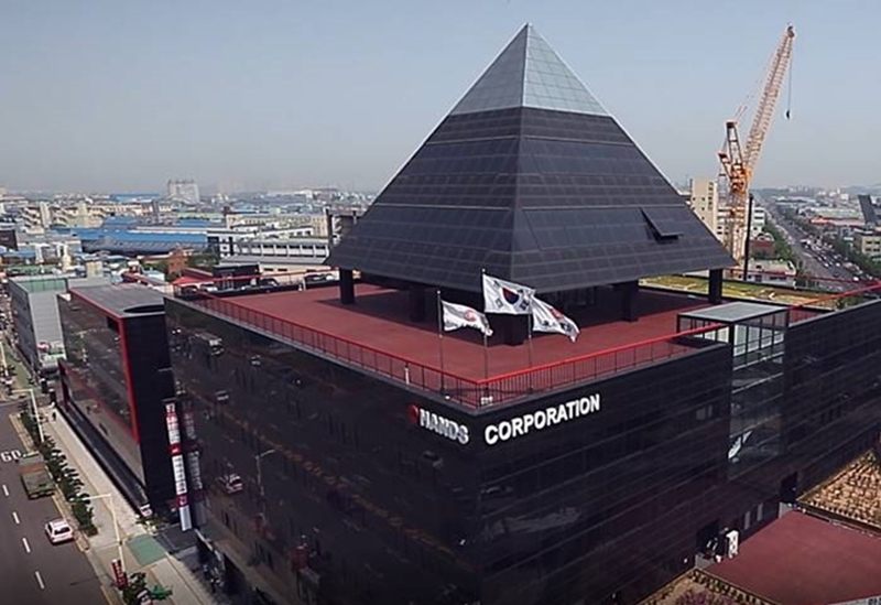 핸즈코퍼레이션은 승현창 회장 등 기존 대표들이 물러나고 신임 전문경영인 각자대표 체제를 맞이했다. / 핸즈코퍼레이션