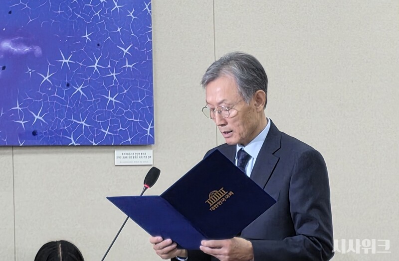 1일 오전 과방위 전체회의에서 선서하고 있는 고광헌 방미심위 초대 위원장 후보. / 사진=김소은 기자