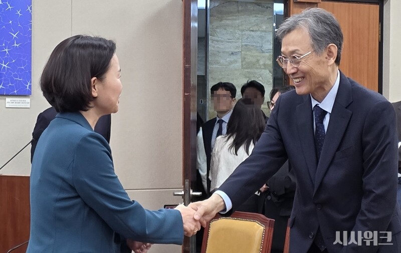 과방위 위원들과 웃으며 인사하는 고광헌 방미심위 초대 위원장 후보. / 사진=김소은 기자