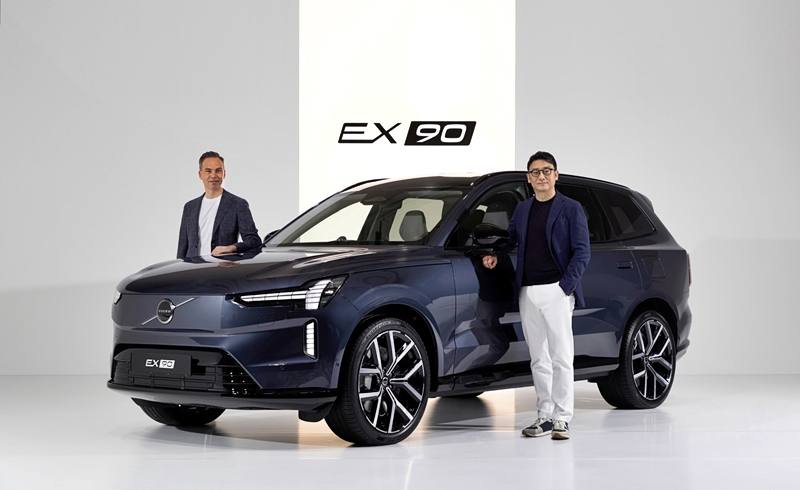 볼보자동차코리아가 한국시장에 플래그십 SUV 전기차 EX90 출시를 알렸다. 사진은 에릭 세베린손 볼보자동차 CCO(최고영업책임자)와 이윤모 볼보자동차코리아 대표(오른쪽)가 EX90 모델과 기념사진을 촬영한 모습. / 볼보자동차코리아