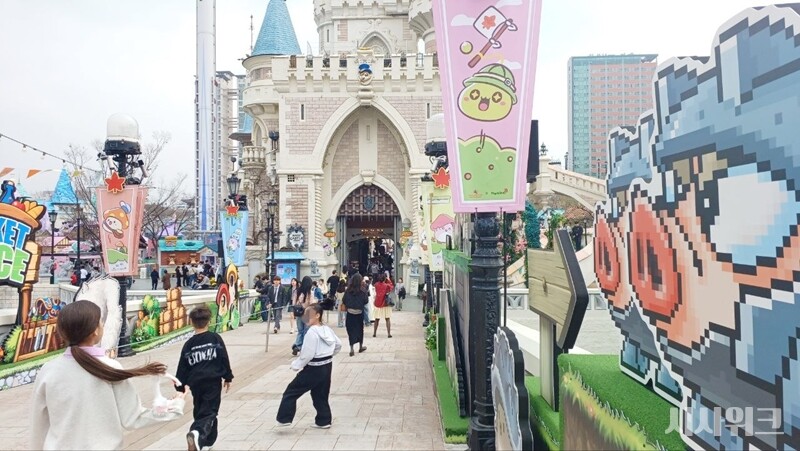 ​메이플 아일랜드 개장에 앞서 넥슨은 지난달부터 롯데월드 전역을 ‘메이플스토리’ IP로 꾸미며 방문객들이 포토존으로 활용할 수 있도록 했다. / 조윤찬 기자