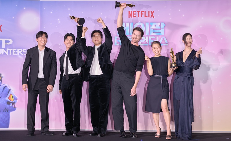 ‘케이팝 데몬 헌터스’ 주역들이 기자간담회를 열고 비하인드를 전했다. (왼쪽부터) IDO(남희동·이유한·곽중규)·크리스 애플한스 감독·매기 강 감독·이재. / 넷플릭스