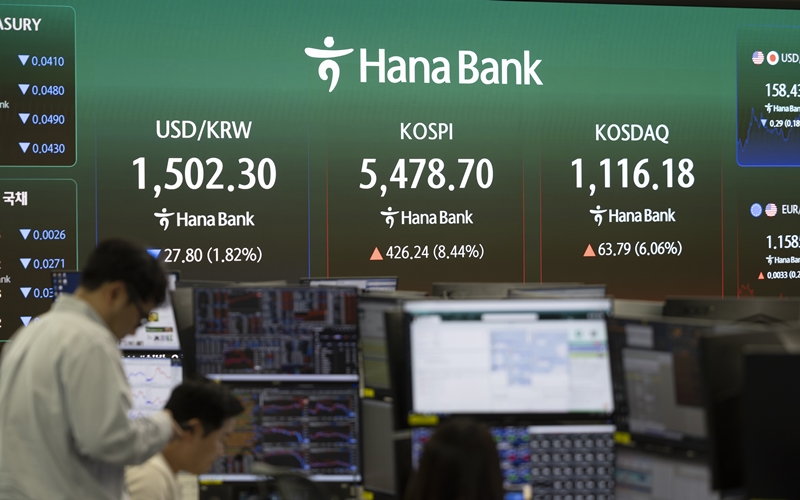 1일 코스피는 전 거래일보다 426.24포인트(8.44%) 오른 5478.70에 마감했다. 사진은 1일 서울 중구 하나은행 딜링룸. / 뉴시스