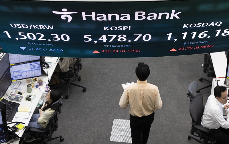 코스닥 지수는 전장 대비 6.06% 오른 1,116.18에 장을 마쳤다.  사진은 1일 서울 중구 하나은행 딜링룸. / 뉴시스