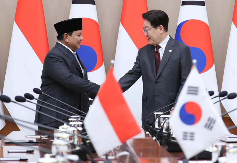 이재명 대통령과 프라보워 수비안토 인도네시아 대통령이 1일 청와대에서 열린 한-인도네시아 확대 정상회담에서 기념촬영을 하고 있다./ 뉴시스