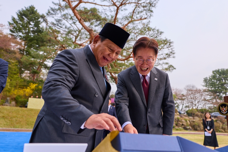 이재명 대통령과 프라보워 수비안토 인도네시아 대통령이 1일 청와대 녹지원에서 친교행사를 하고 있다. /청와대 제공