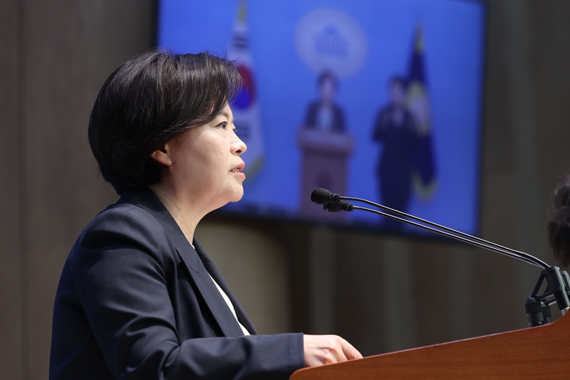 지난해 4월 혁신당 정춘생 의원이 국회 소통관에서 열린 제주 4·3 특별법 통과 촉구 기자회견에서 발언하고 있다. / 뉴시스