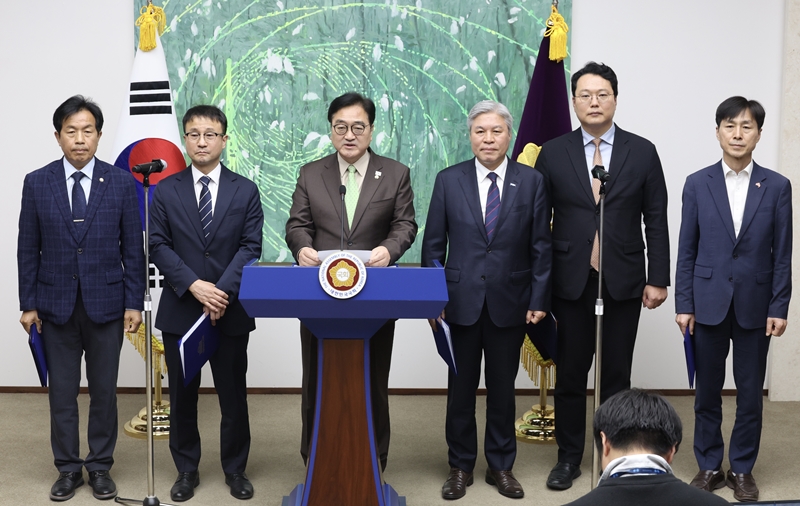 우원식 국회의장이 지난달 31일 국회에서 열린 초당적 개헌추진을 위한 제정당 원내대표 기자회견에서 발언을 하고 있다. 왼쪽부터 윤종오 진보당 원내대표, 한병도 더불어민주당 원내대표, 우 국회의장, 서왕진 조국혁신당 원내대표, 천하람 개혁신당 원내대표, 한창민 사회민주당 대표. / 뉴시스