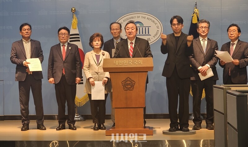 전직 국회의원 모임인 대한민국헌정회(회장 정대철)가 1일 국회에서 기자회견을 열고 개헌에 대한 입장을 밝히고 있다. / 전두성 기자