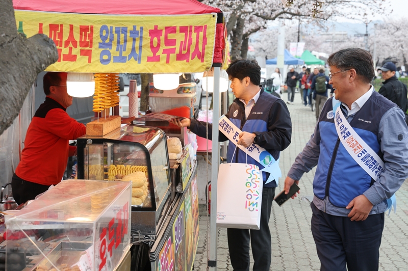 한국수력원자력 임직원들은 지난 1일 본사가 위치한 경주시 주요 거리에서 에너지 절약 동참을 호소하는 캠페인을 실시했다. / 한국수력원자력