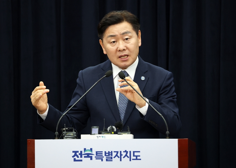 더불어민주당이 한 식당에서 현금 제공 의혹을 받는 김관영 전북지사를 전격 제명했다. 사진은 김 지사가 지난달 25일 전북 전주시 전북특별자치도청 기자회견장에서 기자회견을 열고 질의에 답변하고 있는 모습. / 뉴시스