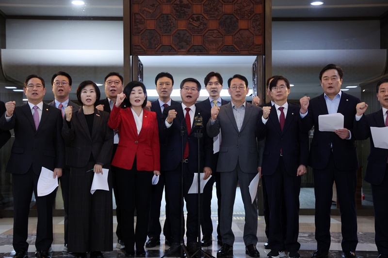 박형준 현 부산시장도 “(이 대통령의 말은) ‘부산특별법’을 노골적으로 저지하는 발언”이라며 비판했다. 사진은 김대식 의원 등 부산 지역구 국민의힘 의원들이 지난달 31일 오후 서울 여의도 국회 로텐더홀에서 부산 글로벌허브도시 특별법 관련 기자회견을 열고 구호를 외치는 모습. / 뉴시스