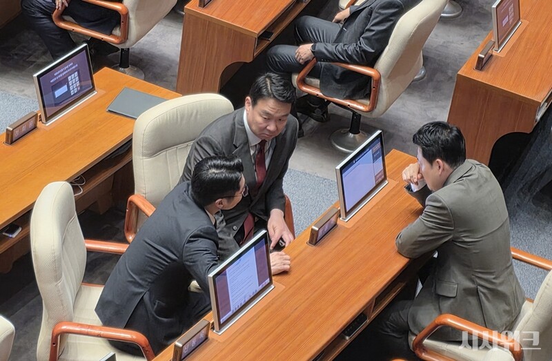국민의힘 박준태, 정희용 의원과 대화하는 장동혁 대표. / 사진=김소은 기자
