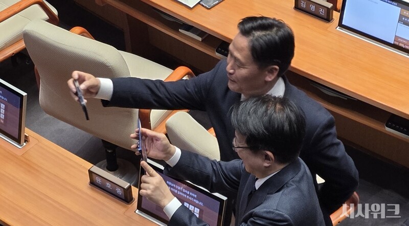 민주당 의원들이 휴대전화로 이 대통령을 촬영하는 모습이다. / 사진=김소은 기자