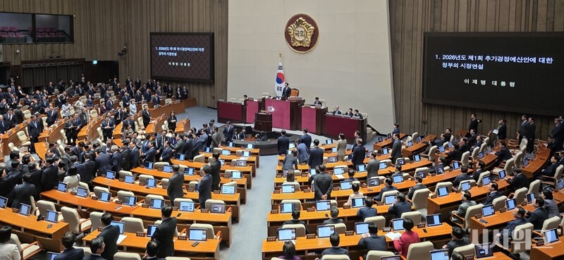 일제히 박수치며 이 대통령을 반기는 여야 6당 의원들과 앉아있는 국민의힘 의원들의 모습. / 사진=김소은 기자 