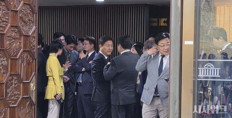 이 대통령과 사진 찍기 위해 대기하고 있는 의원들의 모습. / 사진=김소은 기자