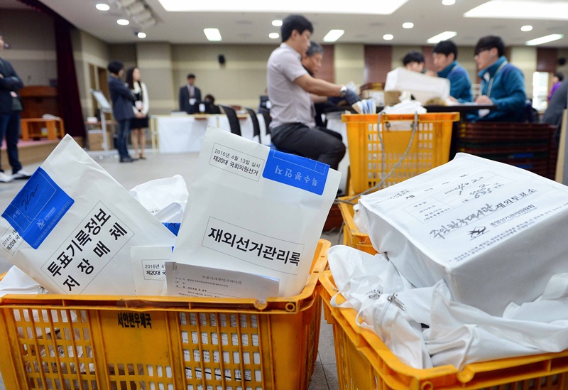 비대면 투표는 시간과 장소 제약 없이 참여할 수 있다는 장점이 있지만, 해킹 등 보안 문제와 투표 신뢰성 논란이 함께 제기된다. / 뉴시스