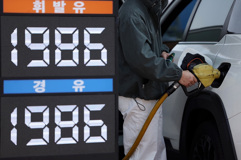 3월 소비자물가가 2.2% 상승했다. 농산물 물가는 내렸지만 중동전쟁 여파로 석유류 물가가 급등했다. / 뉴시스