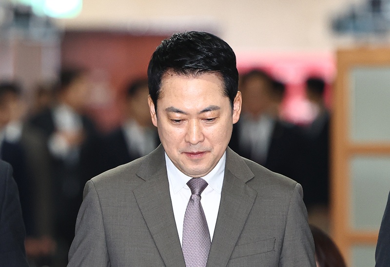 장동혁 국민의힘 대표가 재판 배당의 공정성을 문제 삼으며 사법부를 직격하고 나섰다. 사진은 장 대표가 2일 오전 서울 여의도 국회에서 열린 최고위원회의에 참석하기 위해 이동하는 모습. / 뉴시스