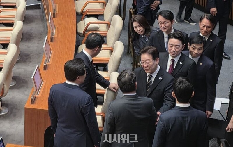 이재명 대통령이 2일 국회에서 2026년 추가경정예산안 시정연설을 마친 후 국회의원들과 인사를 나누고 있다. / 김소은 기자