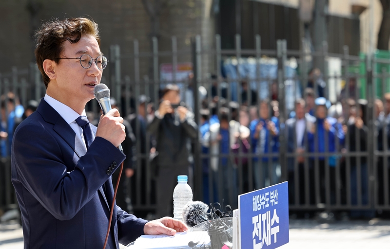 전재수 더불어민주당 국회의원이 2일 오전 부산 동구 해양수산부 임시청사 앞에서 기자회견을 열고 6·3전국동시지방선거 부산시장 선거 출마선언을 하고 있다. / 뉴시스