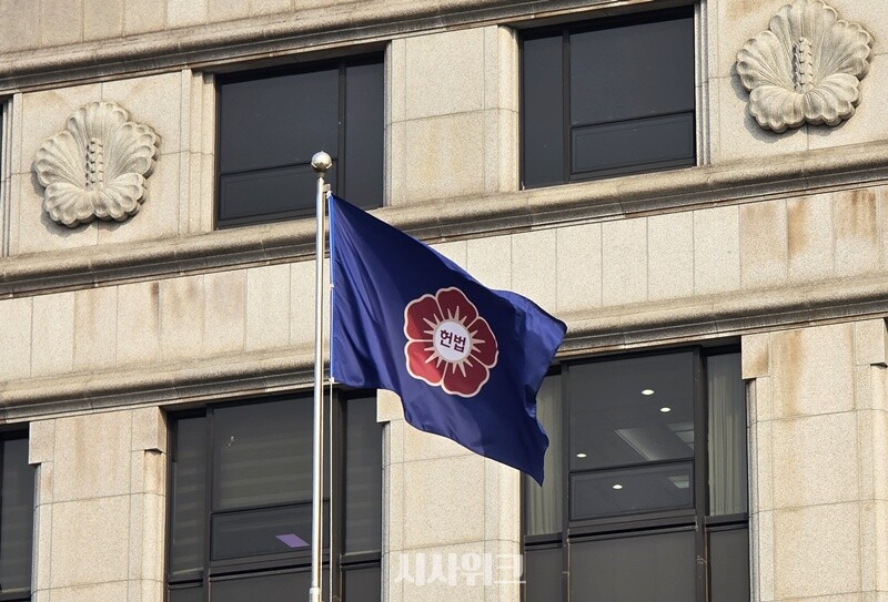 2026년 4월 3일 오전 9시 펄럭이는 헌법재판소 깃발 모습. / 사진=김두완 기자