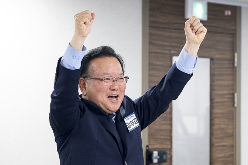 대구시장 출마를 선언한 김부겸 전 국무총리가 3일 오전 서울 여의도 더불어민주당 중앙당사에서 열린 후보자 면접에서 파이팅을 외치고 있다. / 뉴시스