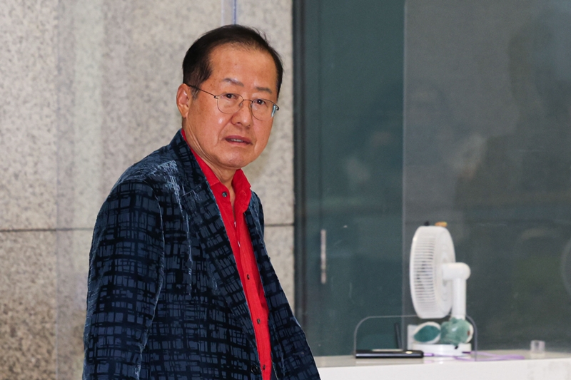 대표적인 보수 인사이자, 직전 대구시장을 지낸 홍준표 전 시장이 ‘6·3 지방선거’ 대구시장에 출마한 더불어민주당 김부겸 전 국무총리에 대한 지지 의사를 밝혔다. 사진은 홍 전 시장이 지난해 6월 17일 인천 중구 인천국제공항 제1터미널을 통해 귀국하고 있는 모습. / 뉴시스