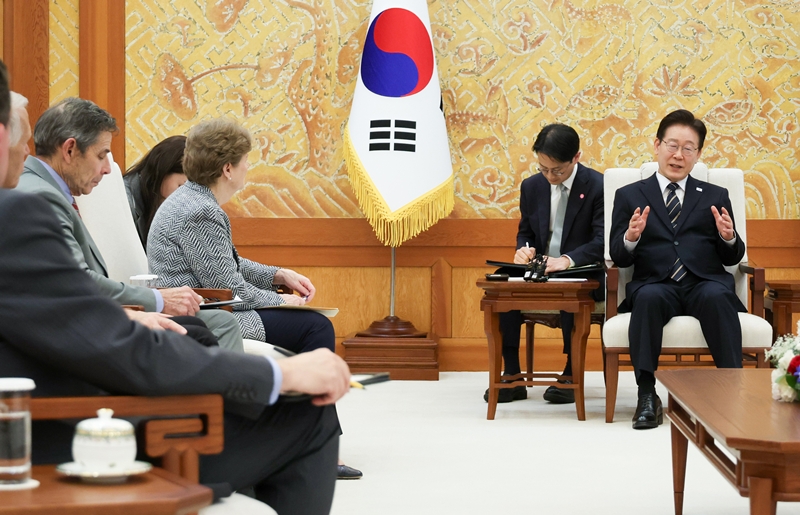 이재명 대통령이 2일 청와대에서 미국 상원의원단을 접견하며 발언하고 있다. (청와대통신사진기자단) / 뉴시스