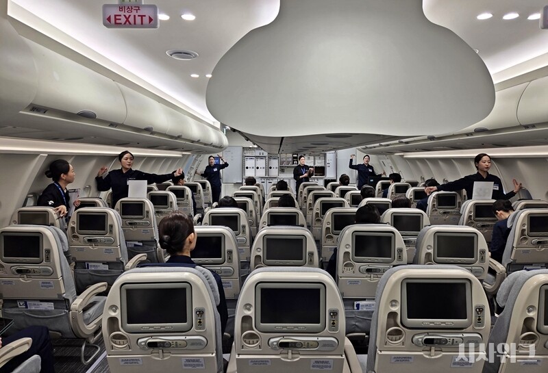 파라타항공 유한대학교 항공훈련센터에는 에어버스 A330과 A320 객실을 그대로 옮겨 놓은 기내실습실이 마련됐다. / 제갈민 기자