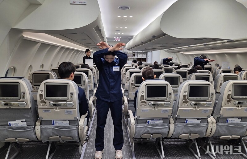 파라타항공 4기 신입 객실승무원들이 유한대학교에 마련된 항공훈련센터에서 비상상황 대응 훈련을 진행했다. / 제갈민 기자