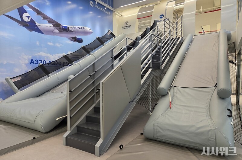 파라타항공 유한대학교 항공훈련센터 비상탈출 슬라이드 교육장에는 A330과 A320 높이와 동일한 높이로 슬라이드를 설치해 항공기와 최대한 비슷한 상황을 구성했다. / 제갈민 기자