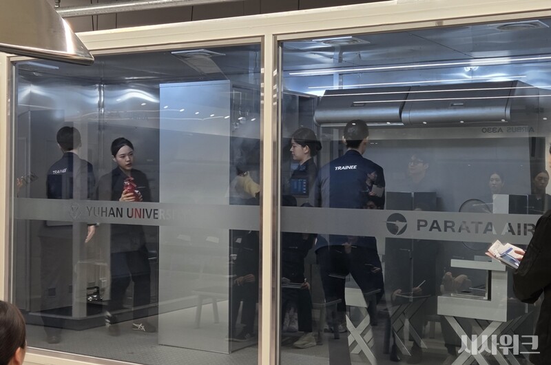 파라타항공 유한대학교 항공훈련센터에서 화재 진압 훈련을 진행 중인 파라타항공 4기 객실승무원. / 제갈민 기자