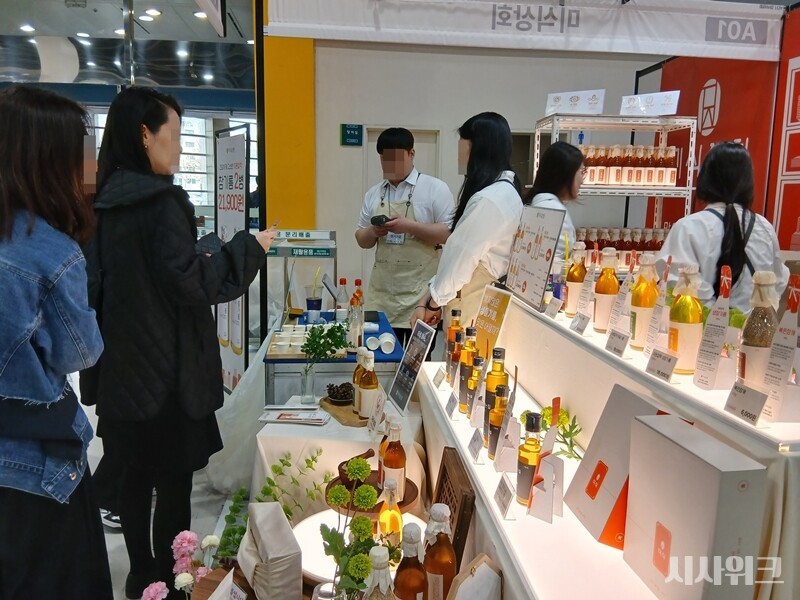 ‘미식상회’의 이지수 대표는 이날 참기름, 들기름과 함께 생참기름과 생들기름을 선보였다. / 사진=김지영 기자