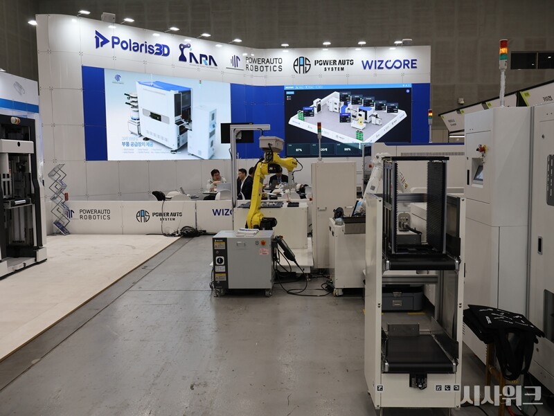 지난 1일 방문한 표면실장기술(SMT) 및 전자 제조 산업 전시회 ‘SSPA 2026’의 현장.  사진은 ‘다섯 가지 기술, 하나의 공장 – AI 자율 제조(Five Technologies, One Factory – AI Autonomous Manufacturing)’ 컨셉으로 5개 중소기업이 힘을 합친 자동화공정 시스템 전시부스의 모습. / 박설민 기자