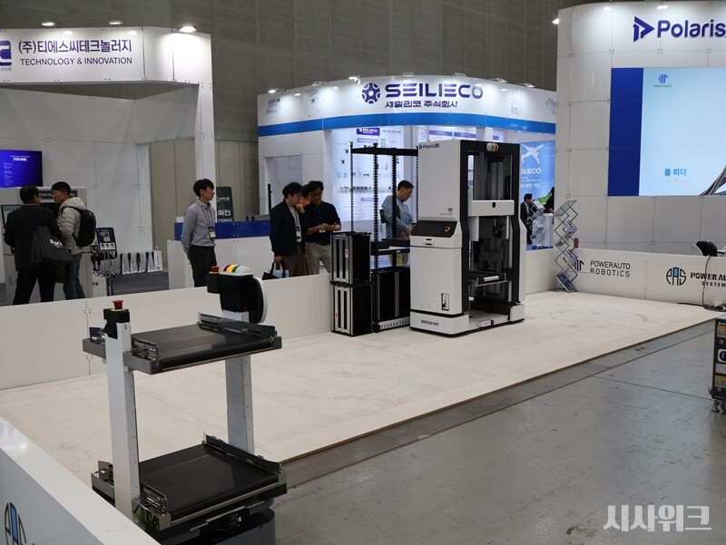 폴라리스3D(사진)의 AI 기반 제조물류로봇 ‘SMAR’은 각 공정 간 원자재, 제품 이송 등을 맡는다. / 박설민 기자