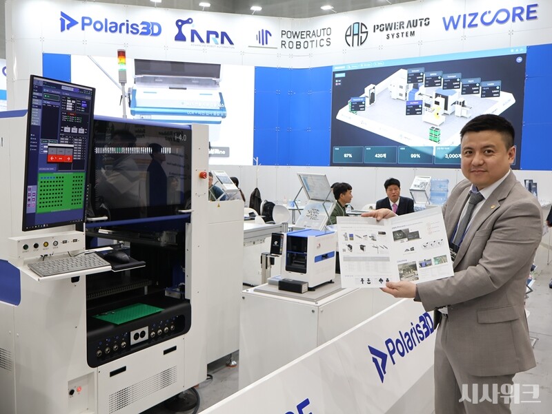 ‘파워오토로보틱스’에서 개발한 ‘i-Series’ 앞에서 기술을 설명하는 황태선 파워오토로보틱스 사업전략실 부장. / 박설민 기자