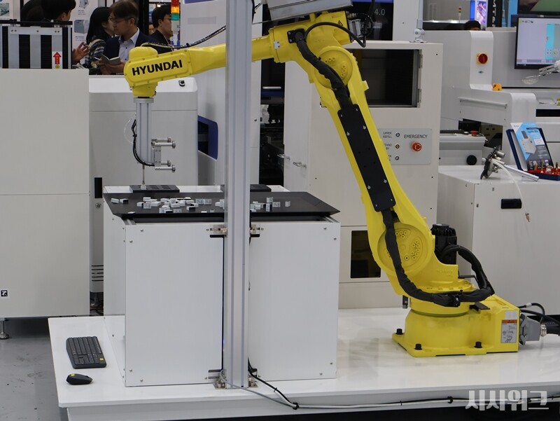 아라의 로봇팔은 AI기반 3D비전으로 부품 인식과 공급 역할을 담당한다. / 박설민 기자