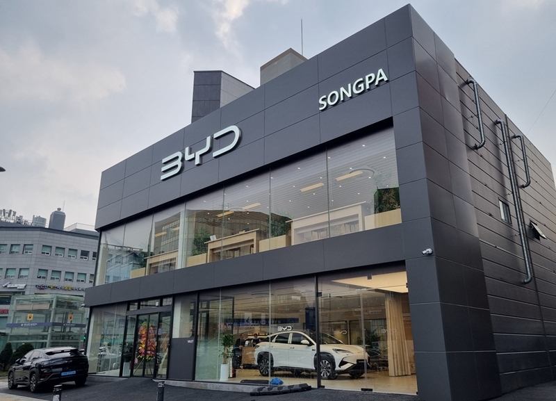 BYD코리아가 지난해 6,000대 이상 판매에 이어 올해 들어 1분기 만에 4,000대에 육박하는 신차 판매를 기록했다. 사진은 삼천리EV 서울 송파 BYD 전시장. / BYD코리아