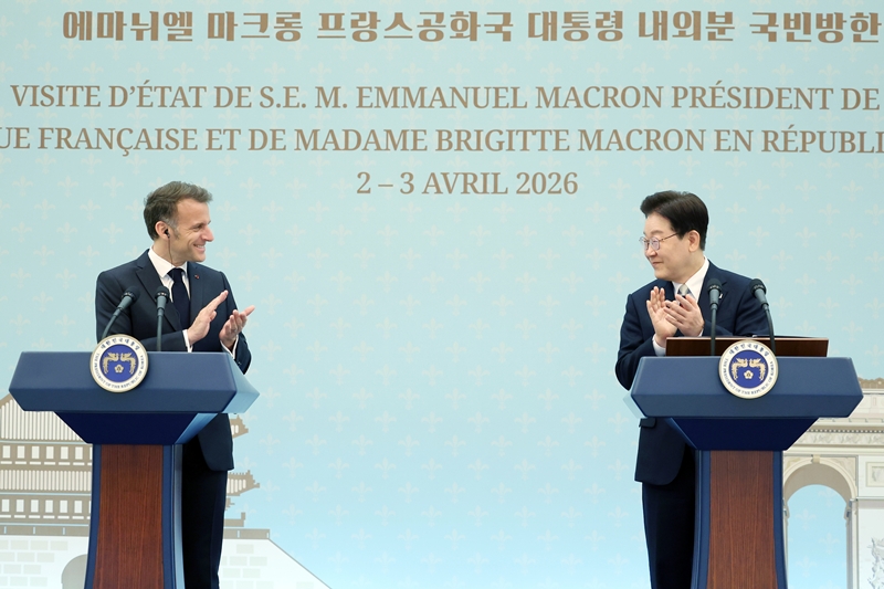 이재명 대통령과 에마뉘엘 마크롱 프랑스 대통령이 3일 청와대에서 한-프랑스 공동언론발표를 하며 박수를 치고 있다. / 뉴시스