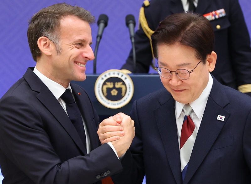 이재명 대통령과 에마뉘엘 마크롱 프랑스 대통령이 3일 청와대에서 열린 한-프랑스 국빈오찬에서 건배 후 손을 맞잡고 있다. / 뉴시스