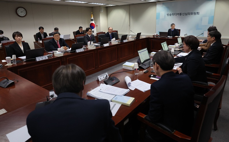 지난해 폐지된 방송통신심의위원회(방심위)의 대안으로 출범한 방송미디어통신심의위원회(방미심위)가 중립성 논란에 휩싸였다. 사진은 지난달 12일 서울 양천구 방송미디어통신심의위원회에서 열린 2026년 제1차 방미심위 정기 회의 모습. / 뉴시스