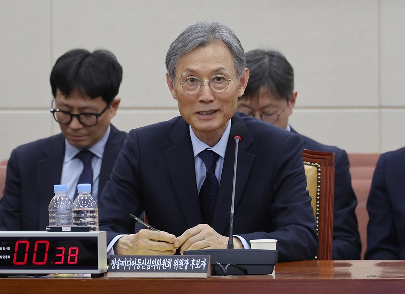 청문회에서 나온 고광헌 후보자의 발언은 중립성 논란에 불을 지폈다. 사진은 고광헌 후보자가 1일 오전 서울 여의도 국회에서 열린 자신에 대한 인사청문회에서 의원질의에 답변하는 모습. / 뉴시스