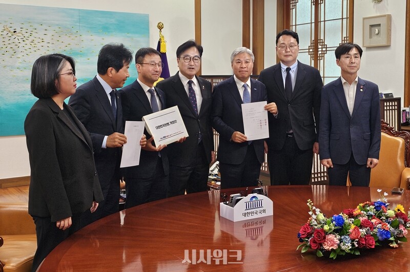 우원식 국회의장과 여야 6당(더불어민주당·조국혁신당·진보당·개혁신당·기본소득당·사회민주당)이 추진하는 헌법개정(개헌)이 우선 첫발을 뗐다. 사진은 우 의장과 6개 정당 대표 및 원내대표들이 3일 국회의장 집무실에서 개헌안을 들고 사진 촬영을 하는 모습. 왼쪽부터 용혜인 기본소득당 대표, 윤종오 진보당 원내대표, 한병도 민주당 원내대표, 우 의장, 서왕진 조국혁신당 원내대표, 천하람 개혁신당 원내대표, 한창민 사회민주당 대표. / 전두성 기자