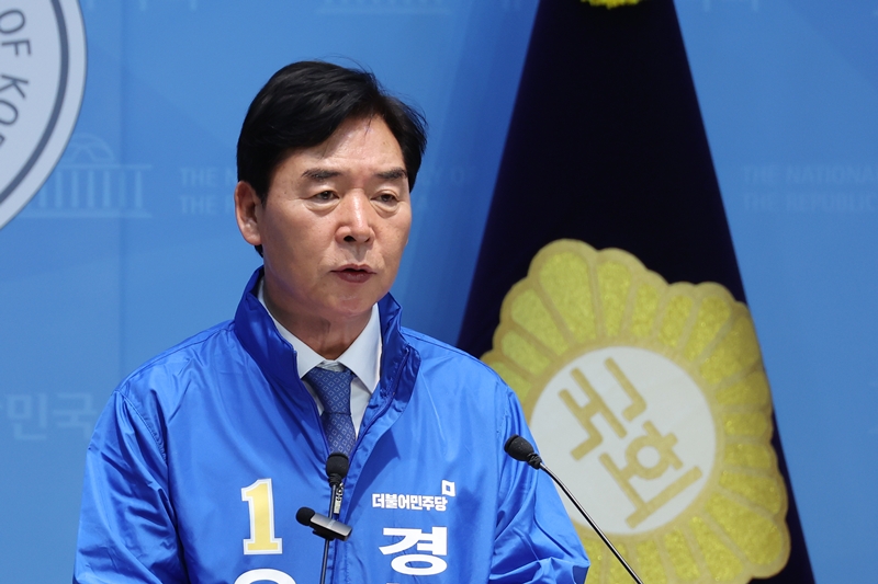 오중기 전 청와대 선임행정관이 6일 오전 소통관에서 경상북도지사 선거 출마선언 기자회견을 하고 있다. / 뉴시스